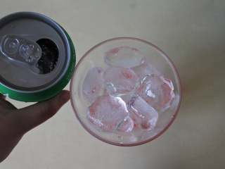 3、冰冻的火焰,倒满柠檬汽水即可