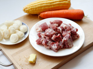 1、玉米马蹄排骨汤,材料准备好