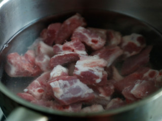 2、玉米马蹄排骨汤,排骨洗净,放入汤锅中