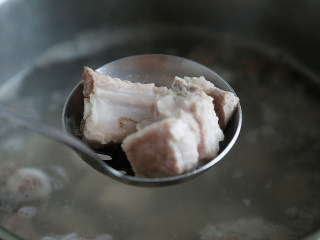 3、玉米马蹄排骨汤,焯水后捞出