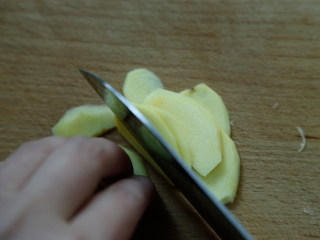 4、玉米马蹄排骨汤,姜切成片