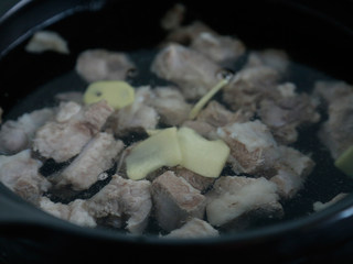 5、玉米马蹄排骨汤,将焯水的排骨放入砂锅中,加入姜片,大火烧开小火煲1小时