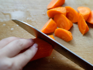 6、玉米马蹄排骨汤,胡萝卜切滚刀块