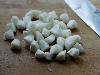 7、玉米马蹄排骨汤,马蹄切小块