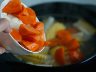 10、玉米马蹄排骨汤,再加入马蹄和玉米