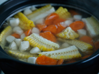 11、玉米马蹄排骨汤,大火烧开后再继续煲1小时