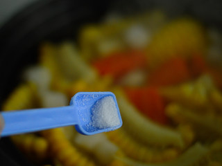 12、玉米马蹄排骨汤,最后调入盐