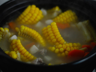 13、玉米马蹄排骨汤,再继续煮5分钟即可