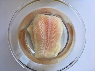 1、黑椒巴沙鱼意面,巴沙鱼柳放盐水中浸泡解冻