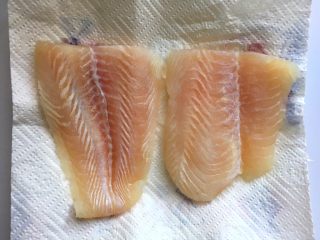 2、黑椒巴沙鱼意面,解冻后的鱼柳用厨房纸吸干水分