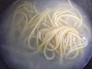 3、黑椒巴沙鱼意面,锅内加适量水煮面，水开后加少许盐和油煮12分钟