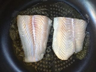 5、黑椒巴沙鱼意面,放入巴沙鱼柳