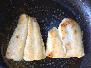 6、黑椒巴沙鱼意面,小火煎制两面金黄