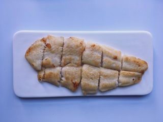 7、黑椒巴沙鱼意面,切块备用