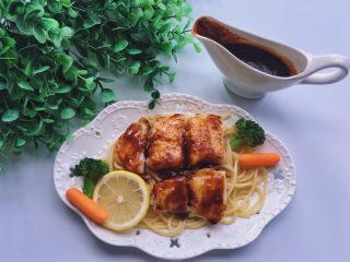 13、黑椒巴沙鱼意面,颜控可以选择性用煮过的西兰花，或者胡萝卜等摆盘后美美的享用。