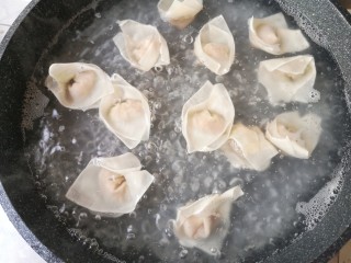 10、重庆红油抄手,水开后将抄手下锅,煮至抄手漂起。