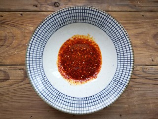 11、重庆红油抄手,碗中加入秘制红油辣椒、花椒粉、鸡精、盐、香醋、味极鲜酱油调匀。