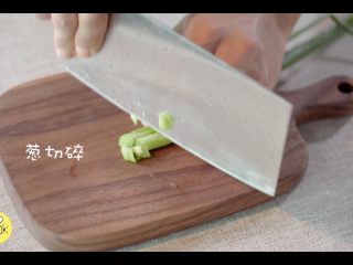 1、秘制麻酱冷面，商家不会透露的秘方,葱切碎