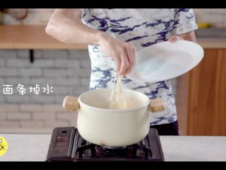 2、秘制麻酱冷面，商家不会透露的秘方,生面条焯水，煮熟，呈无透明部分状态