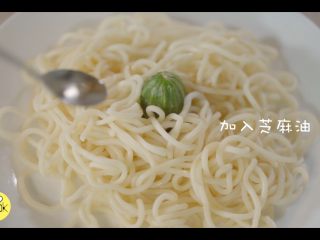 4、秘制麻酱冷面，商家不会透露的秘方,加入芝麻油