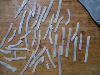 3、十味 鲜虾鱼板面,将一半的鱼板切成条。