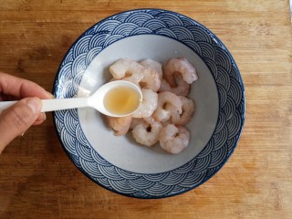 6、十味 鲜虾鱼板面,加一丢丢料酒。