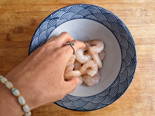 7、十味 鲜虾鱼板面,抓拌均匀腌制几分钟。