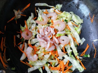 14、十味 鲜虾鱼板面,加入虾仁和鱼板翻炒。