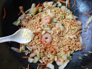 17、十味 鲜虾鱼板面,加适量的盐和鸡精翻炒均匀即可。