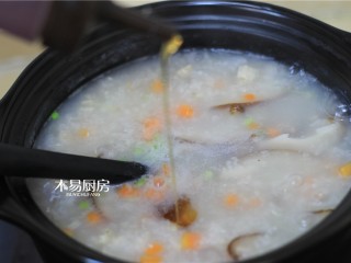 11、香菇鸡肉粥,淋入香油，搅拌均匀。