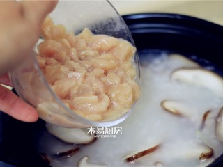 9、香菇鸡肉粥,将腌好的鸡肉丁下入锅中，煮3-5分钟，即可关火（鸡肉易熟，不用煮太长时间，不然肉质会老）。