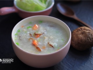 12、香菇鸡肉粥,盛入碗中，一碗鲜香绵稠的香菇鸡肉粥就做好了。