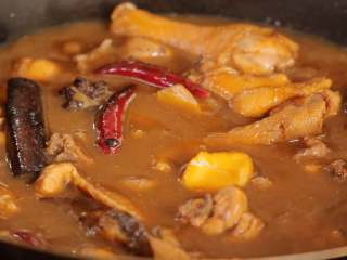 8、地锅鸡【曼食慢语】,醒好的面团揉搓一下,切分成12等份,把每份面团都搓成圆球,放入清水中泡一会儿