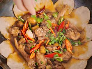 11、地锅鸡【曼食慢语】,撒上青红椒碎,关火,撒上蒜苗碎