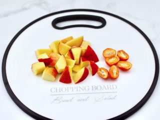 2、玫瑰水果小种红茶,油桃洗净后去核切成小块，金桔对半切开。