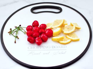 3、玫瑰水果小种红茶,樱桃洗净后去蒂，柠檬切成小片。