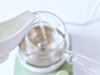 4、玫瑰水果小种红茶,茶壶中倒入纯净水。