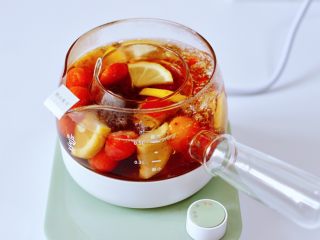 10、玫瑰水果小种红茶,看见汤汁浓郁，色泽红润的时候。