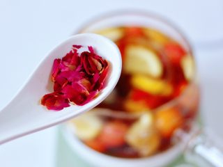 12、玫瑰水果小种红茶,最后撒上玫瑰花瓣。