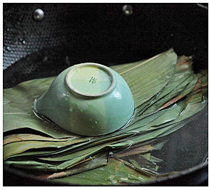 1、咖喱牛肉粽,粽叶放入开水中烫软，捞出后用清水洗净备用