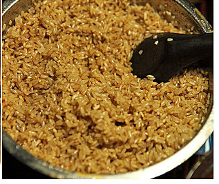 4、咖喱牛肉粽,糯米用清水泡3-4小时后捞出洗净控干水份，加适量生抽，盐巴、橄榄油搅拌均匀备用