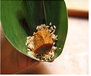 6、咖喱牛肉粽,将腌制好的牛肉放入