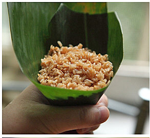 7、咖喱牛肉粽,再盖上一层糯米，将牛肉均匀的盖住