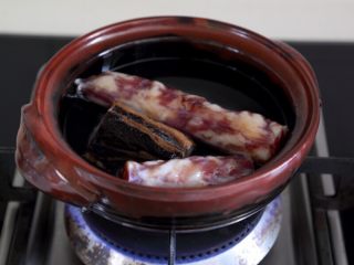 2、煲仔饭,2.将肉入锅煮开一分钟。