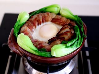 10、煲仔饭,11.将菜心码在锅的一圈，漂亮的一锅饭就全部完成了。