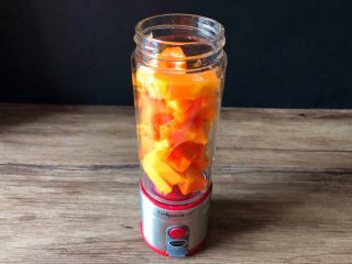 3、木瓜奶昔,便携式料理机清洗干净,把切好的木瓜放到料理机里。