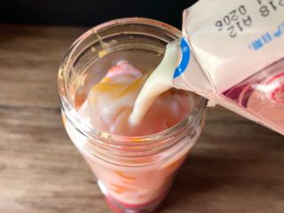 5、木瓜奶昔,倒入250ml纯牛奶。