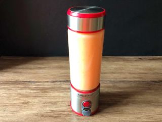 7、木瓜奶昔,打好了,打开盖子倒入杯子里,就可以美美的享用了。