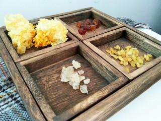 1、一碗可以喝的《护肤品》,准备以上材料。