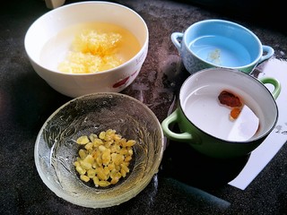 2、一碗可以喝的《护肤品》,把称好的桃胶雪燕皂角米银耳洗干净，银耳去蒂，拿个碗装好，泡它个一天一夜，天气热就放冰箱里哦。